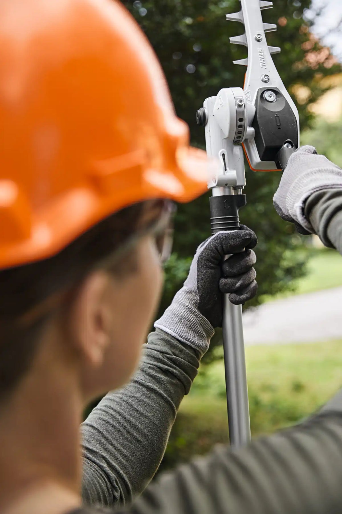 HLA 135 Battery Powered Extended-Reach Hedge Trimmer