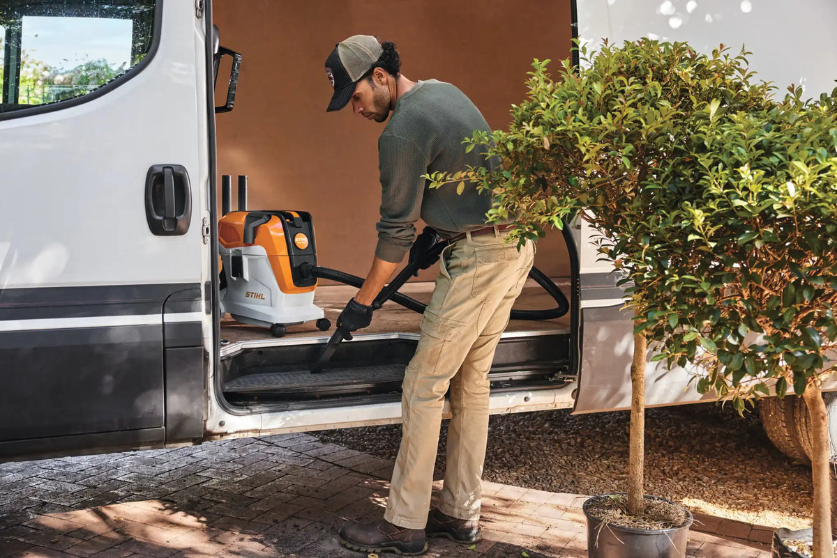 SEA 100 Battery Powered Wet/Dry Vacuum